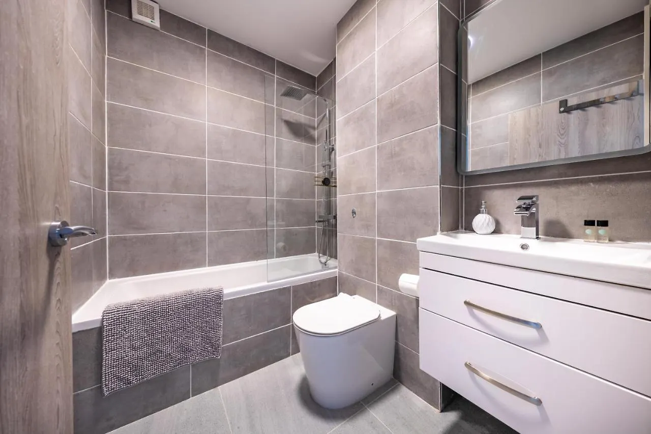 Ash View Place 4 -Heathrow - Thorpe Park - Free Parking Staines-upon-Thames United Kingdom