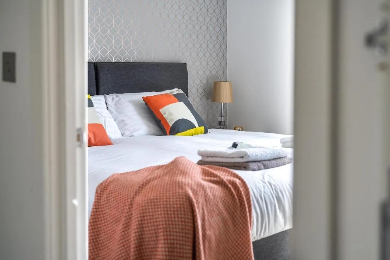 Ash View Place 4 -Heathrow - Thorpe Park - Free Parking Staines-upon-Thames 0*,
