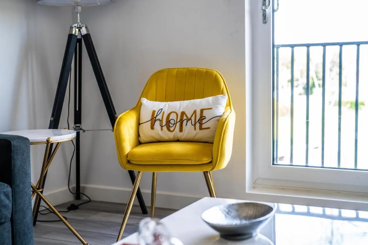 Ash View Place 4 -Heathrow - Thorpe Park - Free Parking Staines-upon-Thames United Kingdom