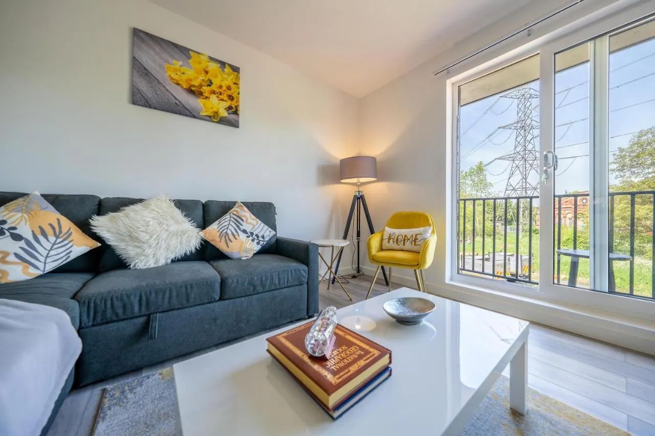 Ash View Place 4 -Heathrow - Thorpe Park - Free Parking Staines-upon-Thames Apartment