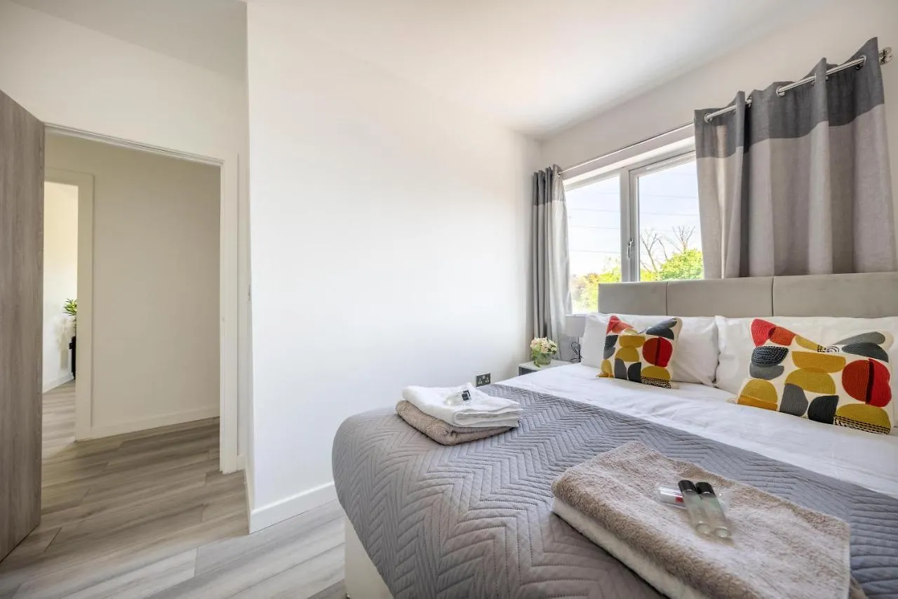 Ash View Place 4 -Heathrow - Thorpe Park - Free Parking Staines-upon-Thames