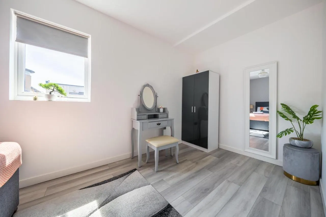 Ash View Place 4 -Heathrow - Thorpe Park - Free Parking Staines-upon-Thames