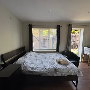 Studio-2 Staines,heathrow, London-own Entrance Apartment