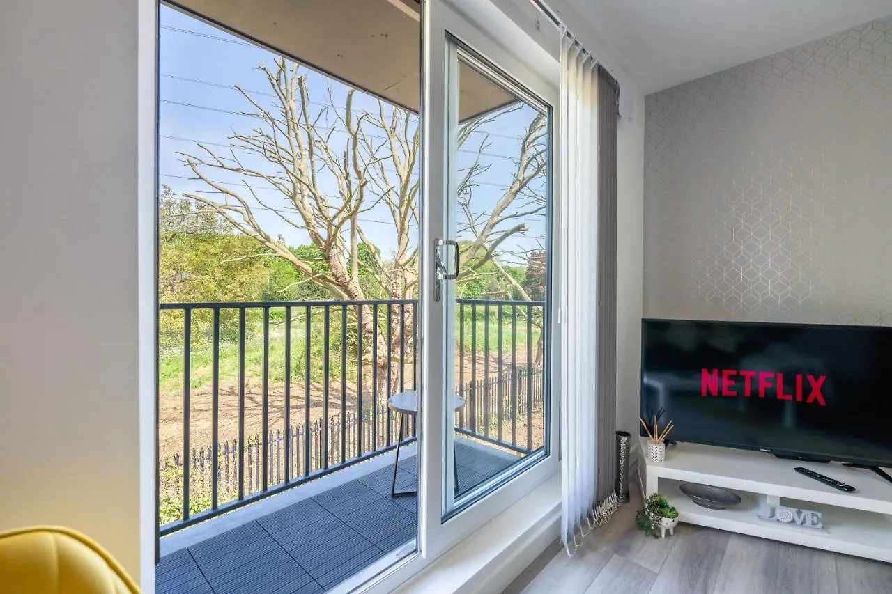 Ash View Place 4 -Heathrow - Thorpe Park - Free Parking Staines-upon-Thames Apartmán