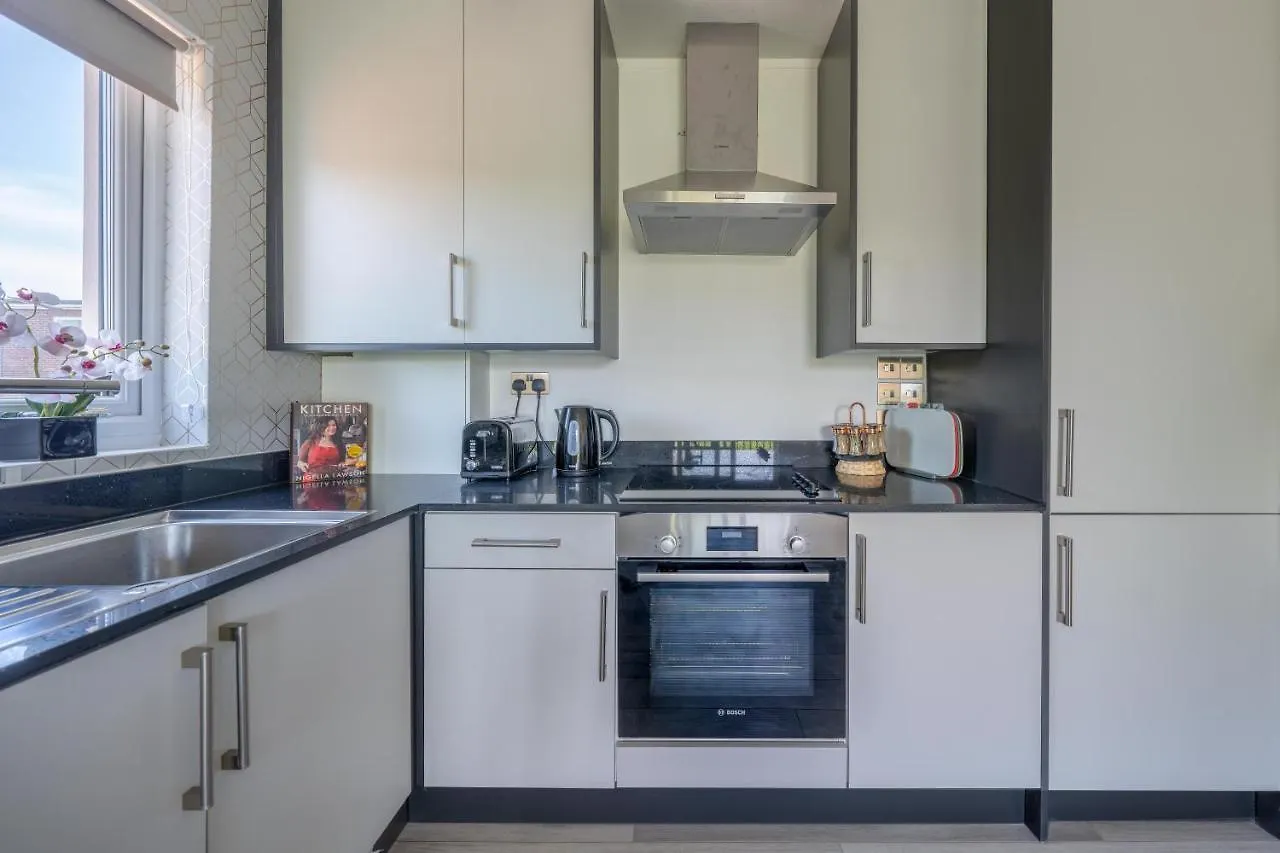 Ash View Place 4 -Heathrow - Thorpe Park - Free Parking Staines-upon-Thames 0*,