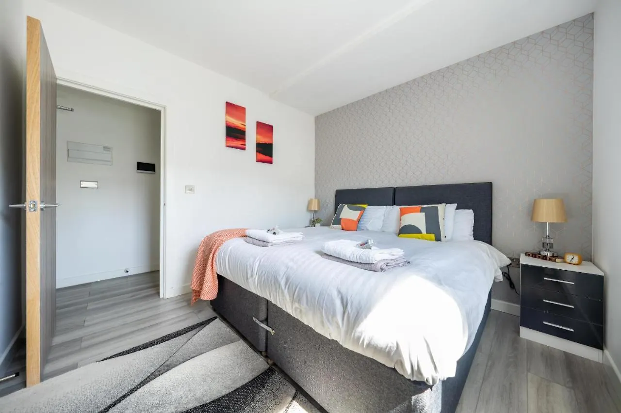 Ash View Place 4 -Heathrow - Thorpe Park - Free Parking Staines-upon-Thames Apartmán